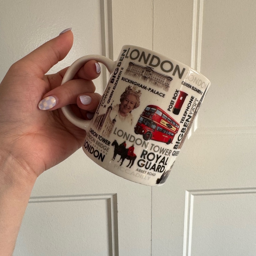 London Kitschy Souvenir Mug with Queen Elizabeth